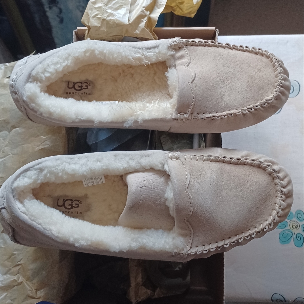 Women’s UGG slippers size 9